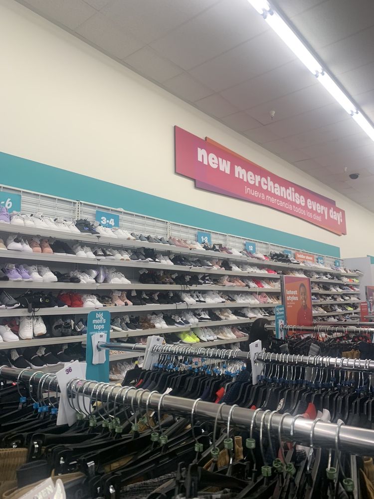 DD’S DISCOUNTS Updated October 2024 39 Photos & 39 Reviews 230 N