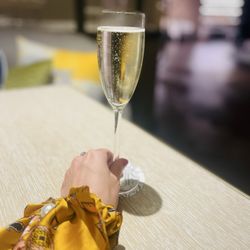 Fairmont Chicago, Millennium Park - Birthday champagne in the lounge.