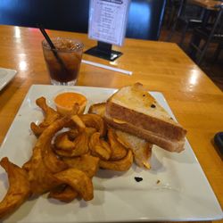 CrossTown Bar & Grill - Grilled cheese & sidewinders
