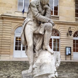 Collège de France - Champollion dans la cour du Collège de France