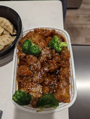 Photo of Hong Kong - Dawsonville, GA, US. a container of chicken and broccoli