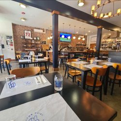 Milton Point Provisions - Indoor dining area