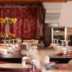 Hôtel au Vieux Moulin - Petit déjeuner buffet composé de produits de la région.