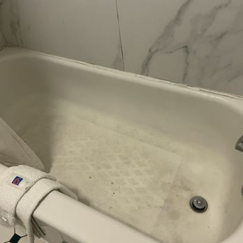 La Quinta Inn by Wyndham Phoenix Thomas Road - Would you really want to bathe in this much neglected tub? - Hotels Near Me - Phoenix, Arizona