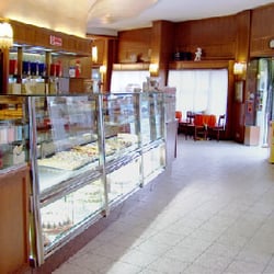 Bar Pasticceria Camozzi - Interno banco paste