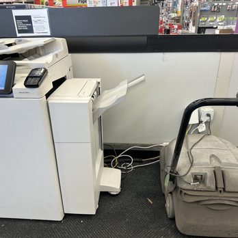 Staples - What the heck is this filthy machine doing here?  And this part of the floor is cleaner than the rest.... - Shipping Centers Near Me - Riverbank, California