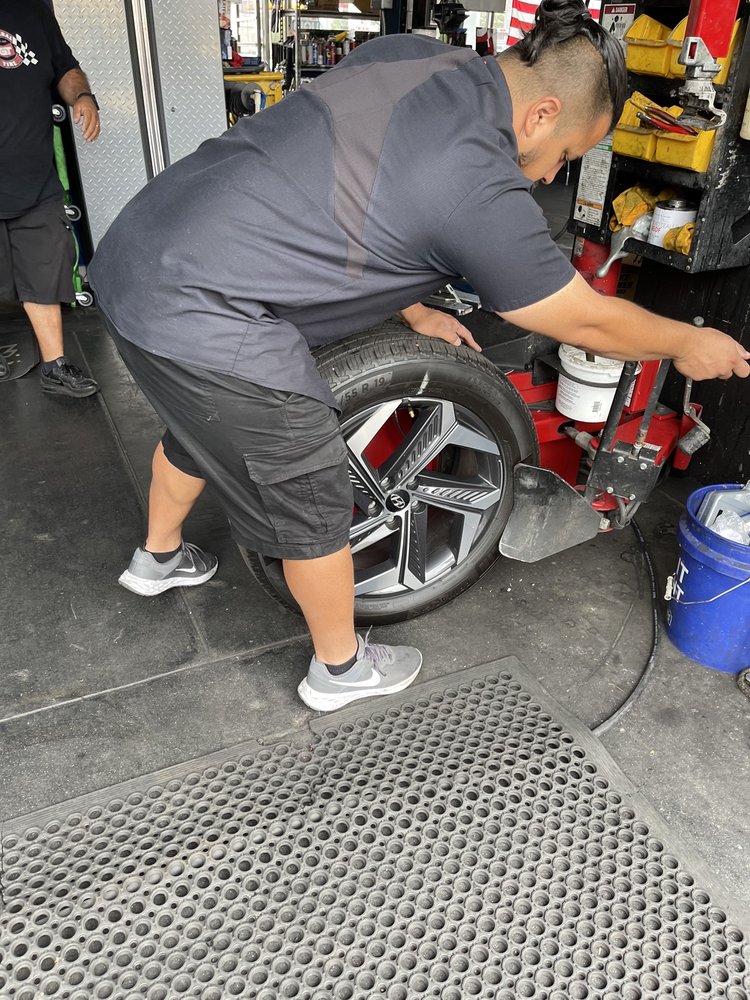 SILVER CITY TIRE & SERVICE 53 Photos & 109 Reviews 8115 Canoga Ave