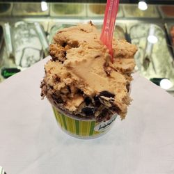 La Carraia - Cookies and cream, and choco peanuts gelato