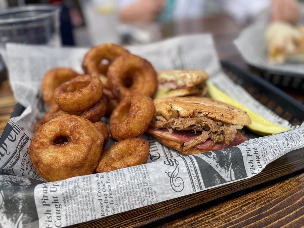 TOPSY TURVEY’S BAR & GRILL Updated September 2024 95 Photos & 73