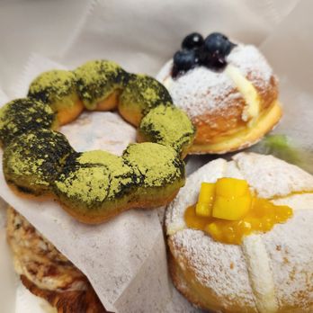 Paris Baguette - Matcha Mochi Doughnut, Mango Custard, and Blueberry Custard. - Bakeries Near Me - Honolulu, Hawaii Paris Baguette - Matcha Mochi Doughnut, Mango Custard, and Blueberry Custard. - Bakeries Near Me - Honolulu, Hawaii