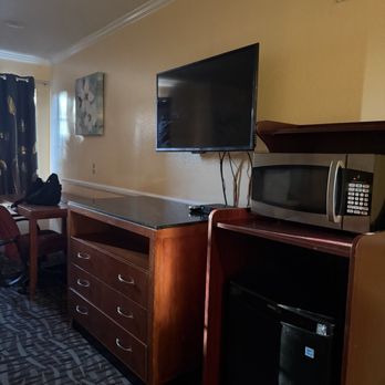 Glendale Hotel - 2 Queen Beds Room: TV, microwave, and fridge - Hotels Near Me - Glendale, California