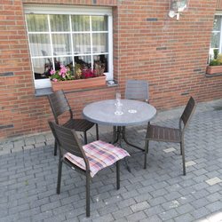 Spezialitäten Restaurant Haus Mersmann - Sitzplatzvor dem Haus.