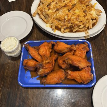 Willie's Restaurant and Bar - Wings and gumbo fries appetizers - New American Near Me - Baton Rouge, Louisiana