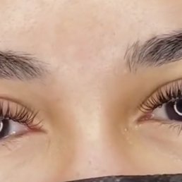 Deluxe full set applied at the same length (11cm) throughout the eye. Deluxe full set applied at the same length (11cm) throughout the eye.