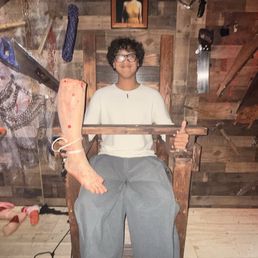 A oerson that got stuck and holding a feet