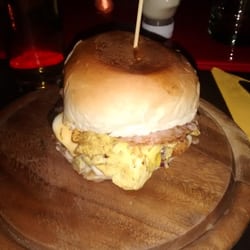 Beef and Burger - Geppi: hamburger, omelette, cipolla rossa, bacon e provola affumicata