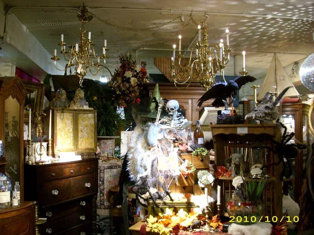 ALTON ANTIQUE CENTER Updated September 2024 401 E Broadway, Alton