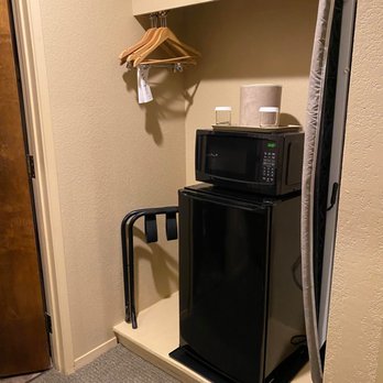 Riverside Inn - First Night: Spacious, has good storage with fridge and microwave. - Hotels Near Me - Grants Pass, Oregon Riverside Inn - First Night: Spacious, has good storage with fridge and microwave. - Hotels Near Me - Grants Pass, Oregon