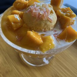Mango Coconut A2 Coconut Mango Juice Sago & Pomelo w. Mango Ice Cream 雪山杨枝金捞