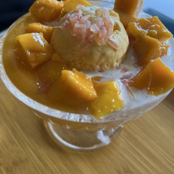 Mango Mango Dessert - Mango Coconut A2 Coconut Mango Juice Sago & Pomelo w. Mango Ice Cream 雪山杨枝金捞 - Desserts Near Me - Chicago, Illinois