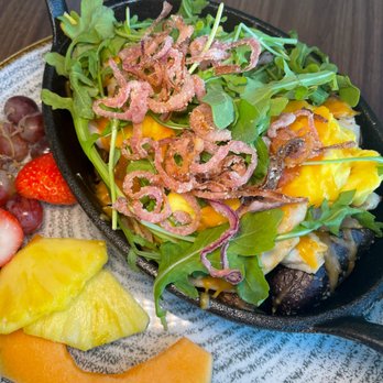 39 Restaurant - Sage-pesto fingerling roasted potatoes topped with shaved turkey, cheddar cheese, arugula, and gluten-free fried onions. Served with fruit. - Breakfast & Brunch Near Me - Oklahoma City, Oklahoma