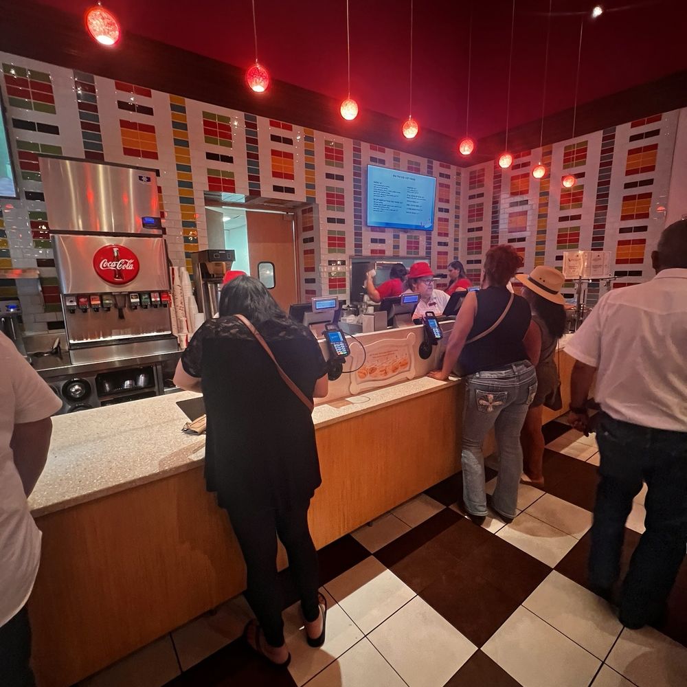 Lique Ice Cream Parlor - Ice Cream & Frozen Yogurt Near Me - Indio, California
