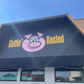 Gettin' Basted - Sign outside. - Barbeque Near Me - Branson, Missouri