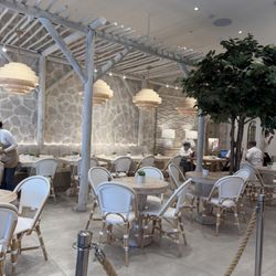 Pura Vida Miami - Indoor seating