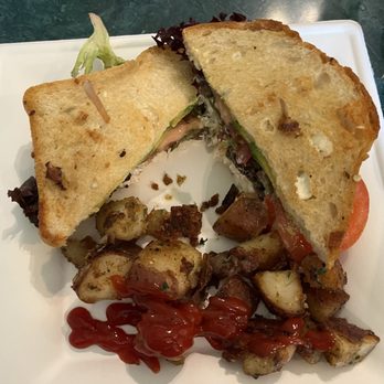 Egghead's Restaurant - Dungeness crab melt - Breakfast & Brunch Near Me - Fort Bragg, California