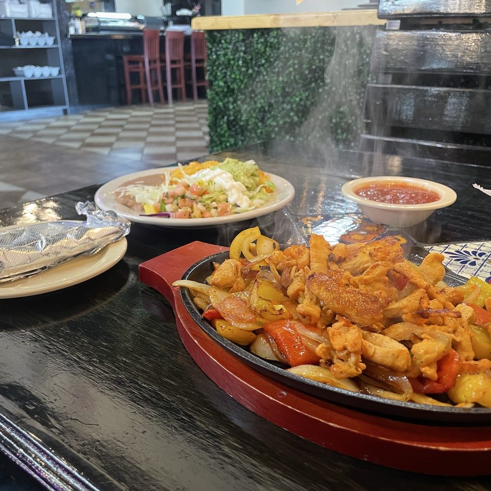Bezzito Restaurants - Lunch chicken fajitas - Sushi Bars Near Me - Florence, Alabama
