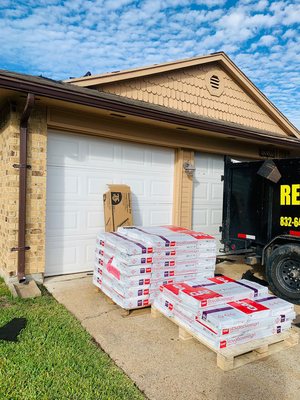 United Roofing Supply Logo