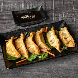 El Chingon Hibachi - Crispy dumplings filled with meat & veggies. Deep-fried to golden perfection. Served with our savory dipping sauce. (6 pcs)