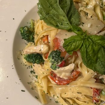 Pinocchio's Pizza - Fettuccini chicken Alfredo - Pizza Near Me - Pasadena, California Pinocchio's Pizza - Fettuccini chicken Alfredo - Pizza Near Me - Pasadena, California