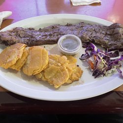 Levi's Sports Restaurant - Churrasco con tostones de pana