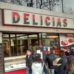 Delicias - En plena Alameda queda Delicias. Una típica fuente de soda santiaguina. Atendida por sus propios dueños.