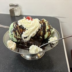 Flashbacks Fountain & Grill - Create Your Own Sundae
