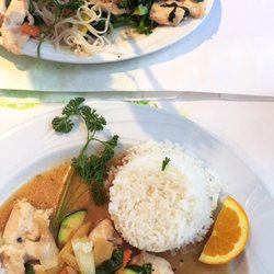 Restaurant Chalet Thai - Le poulet au gingembre avec les nouilles et le poulet au basilic avec le riz. Le rituel du samedi, dont je ne suis pas prête à arrêter ;-)
