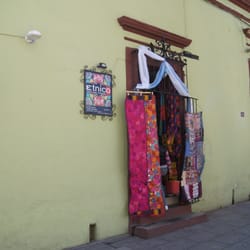 Étnico - Toma abierta de la fachada de Étnico en Gurrión.