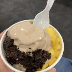 Pinkberry - Chocolate hazelnut with topping