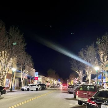 Village Host Pizza - View when you step outside Broadway Avenue - Pizza Near Me - Burlingame, California Village Host Pizza - View when you step outside Broadway Avenue - Pizza Near Me - Burlingame, California