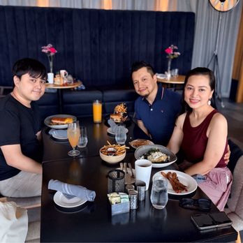 Thorn Restaurant & Lounge - Having brunch - Lounges Near Me - Rosemont, Illinois Thorn Restaurant & Lounge - Having brunch - Lounges Near Me - Rosemont, Illinois