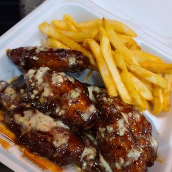 R&R Extreme Wings - Founder's favorite with garlic pan parm drizzle - Chicken Wings Near Me - Indianapolis, Indiana R&R Extreme Wings - Founder's favorite with garlic pan parm drizzle - Chicken Wings Near Me - Indianapolis, Indiana