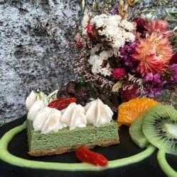 Rest'O - CHEESCAKE au The matcha  La pâte est à base, purée d'amande, farine de riz, farine de maïs & des amandes