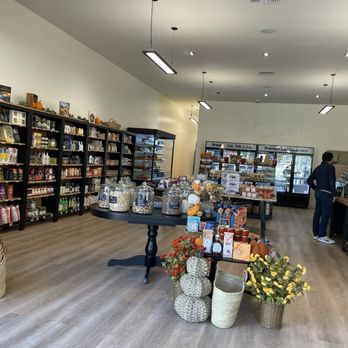 Le Petit Pantry - Organic Stores Near Me - La Cañada Flintridge, California