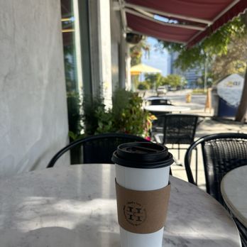 Hank's Cafe - Outside seating area - Cafes Near Me - Los Angeles, California Hank's Cafe - Outside seating area - Cafes Near Me - Los Angeles, California
