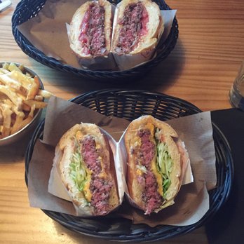 Bonheur - Burger cheddar et smoked - Burgers Near Me - Biarritz, 64 Bonheur - Burger cheddar et smoked - Burgers Near Me - Biarritz, 64