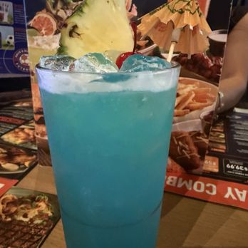 Dave & Buster's Fresno - Happy hour for $7 and at the end pay was $8.98 - Sports Bars Near Me - Fresno, California
