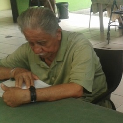 Centro Gerontologico - Un gran señor recordando como leer un libro.