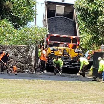 Seal Pro's - Hard-working professional Seal Pro employees working the last 30' of driveway near my entrance. - Masonry/Concrete Near Me - Honolulu, Hawaii