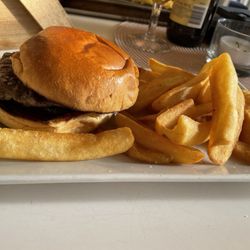 Bistro - Hamburgare med pommes